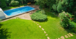 giardino con piscina